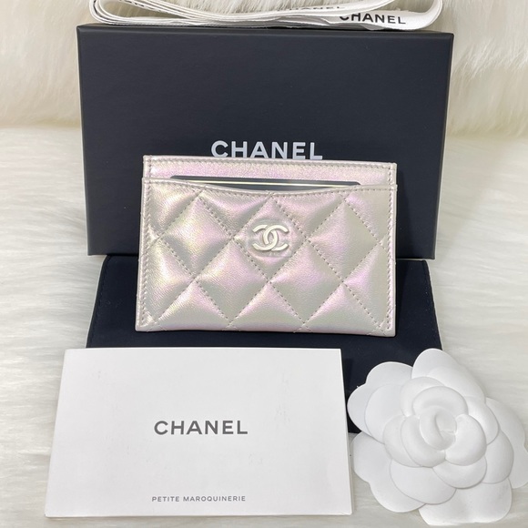 [SOLD] Chanel Ivory Iridescent Quilted Card Holder - Picture 14 of 15